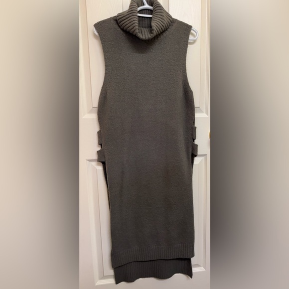 Beautiful sleeveless sweater small size - Picture 6 of 7